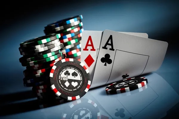 Live dealer conducting Colok Bebas draw with certified ball mechanism